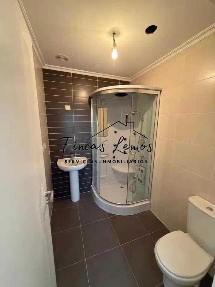 Badezimmer von Wohnung zum Verkauf in Vimianzo mit Heizung und Abstellraum
