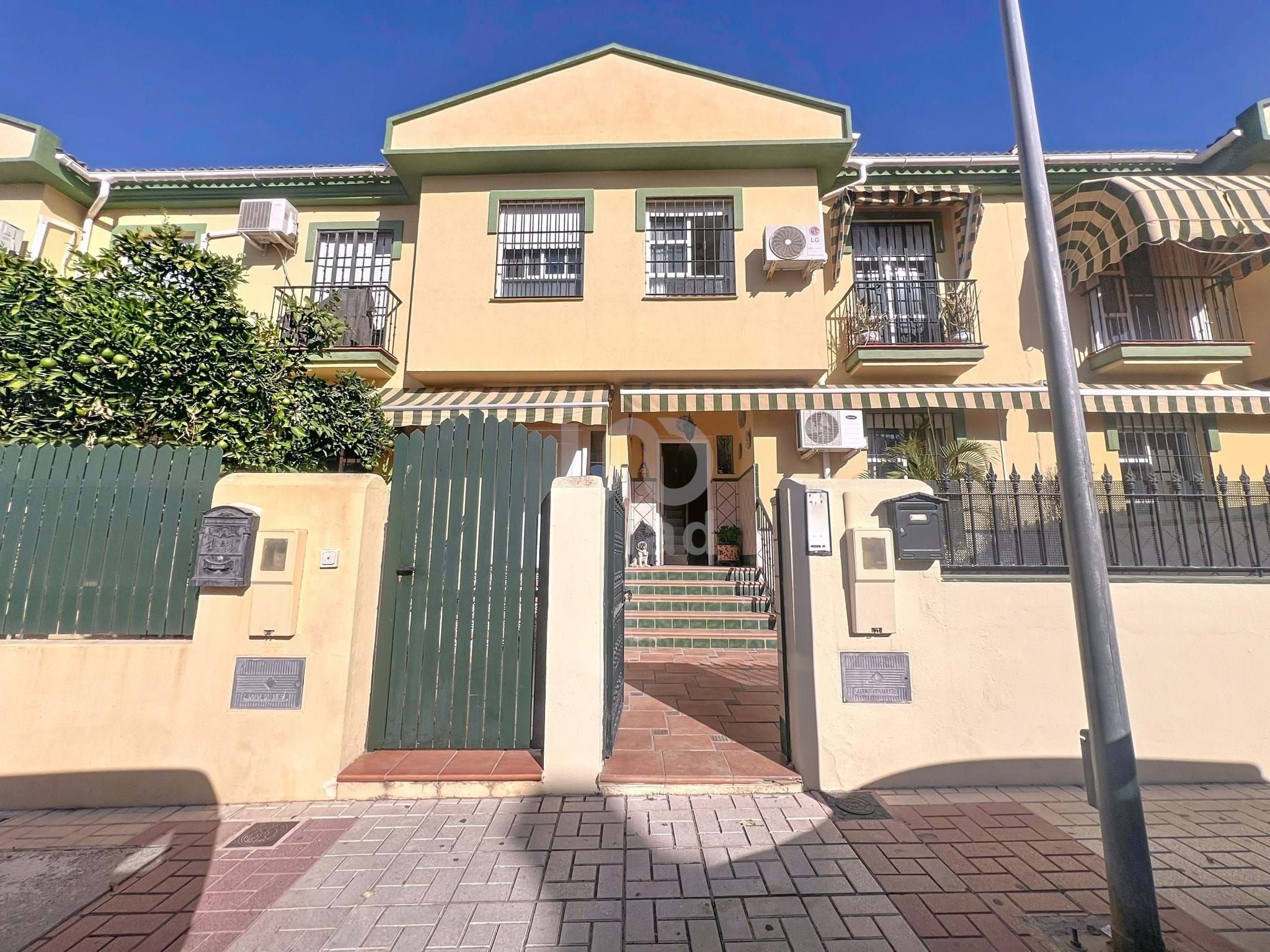 Exterior view of Single-family semi-detached for sale in Alhaurín de la Torre  with Air Conditioner, Heating and Terrace
