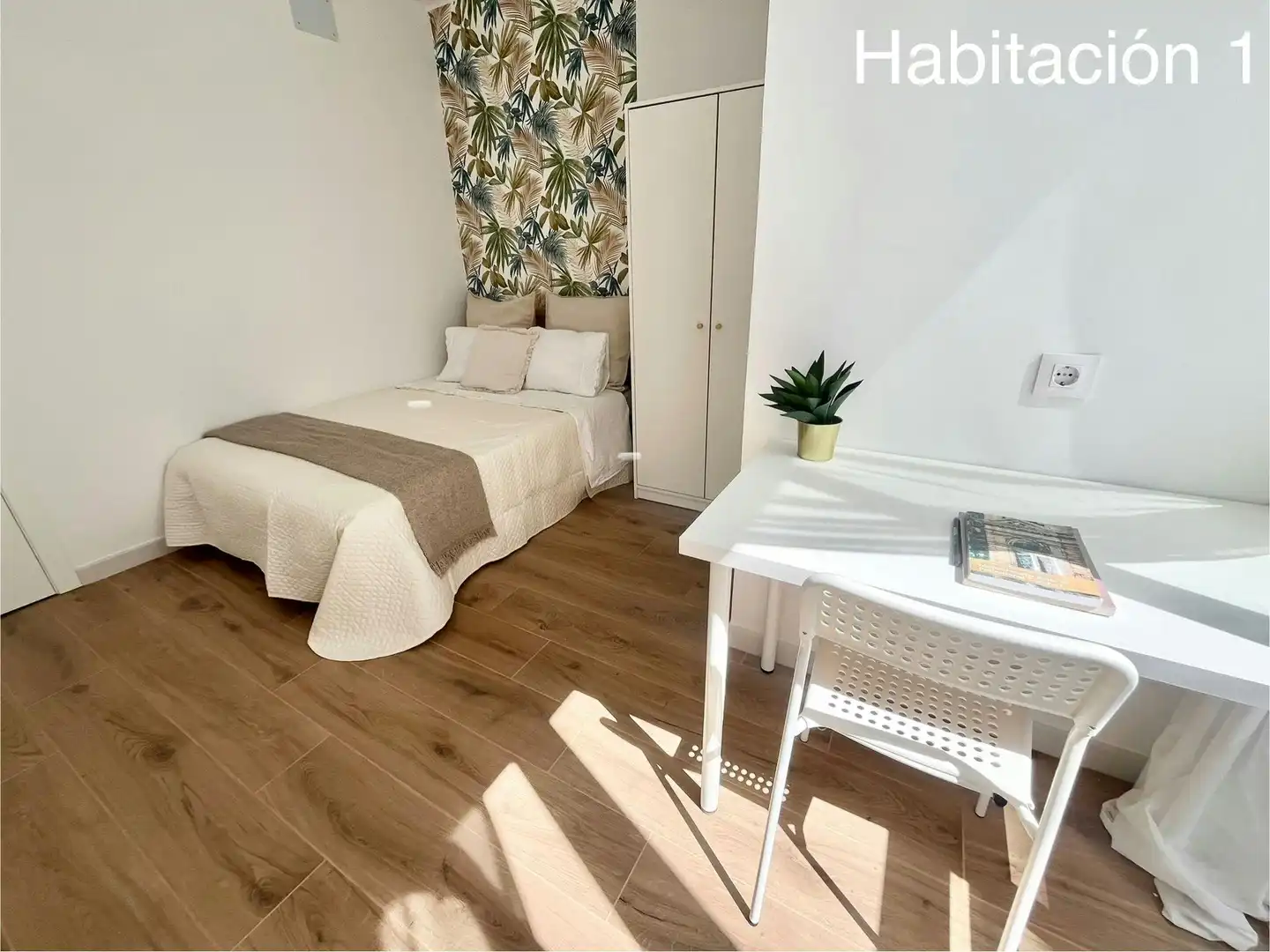 Bedroom of Flat for share in Sevilla  with Furnished, Washing machine and TV