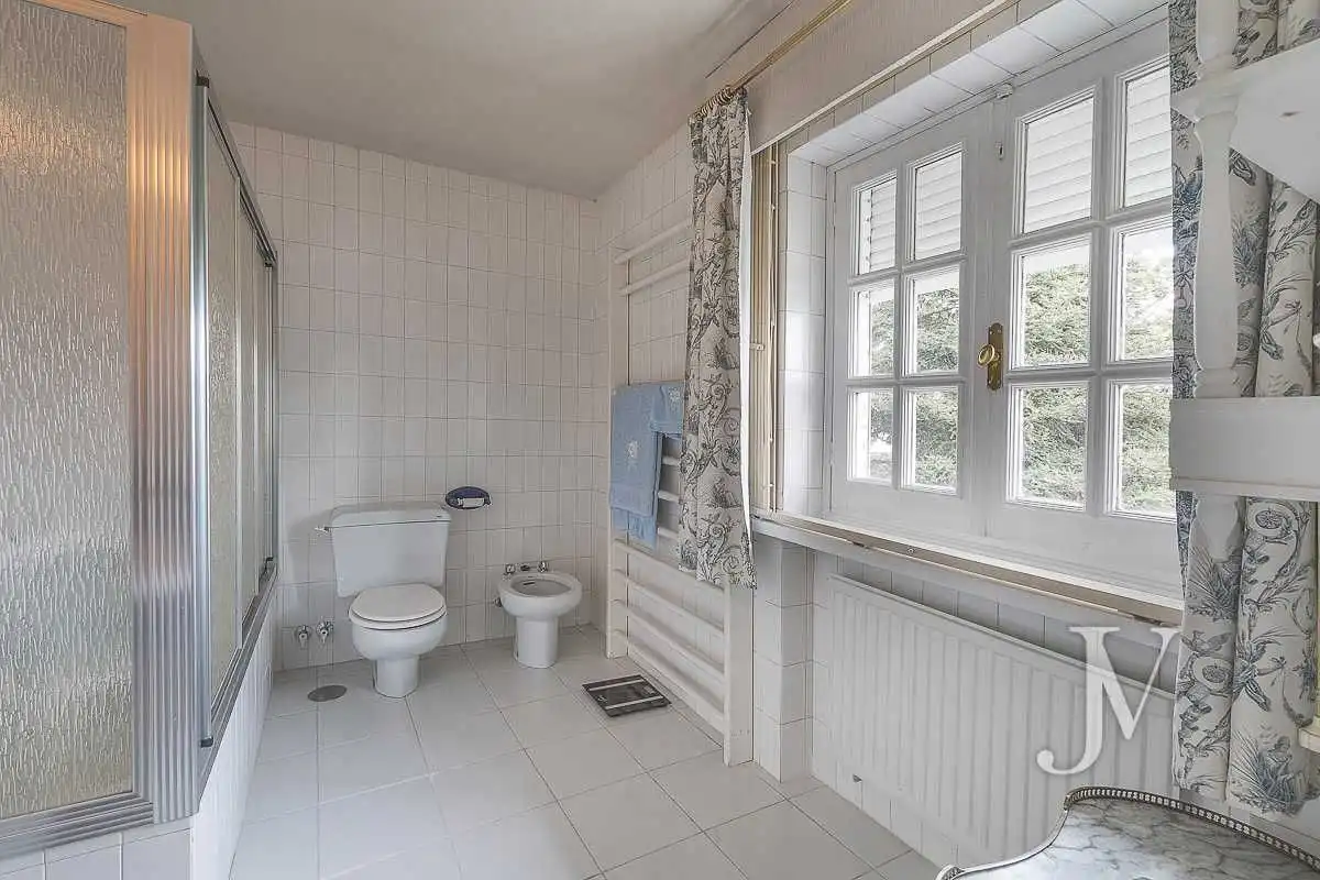 Bany de Casa o xalet en venda en Madrid amb Aire condicionat, Calefacció i Jardí privat