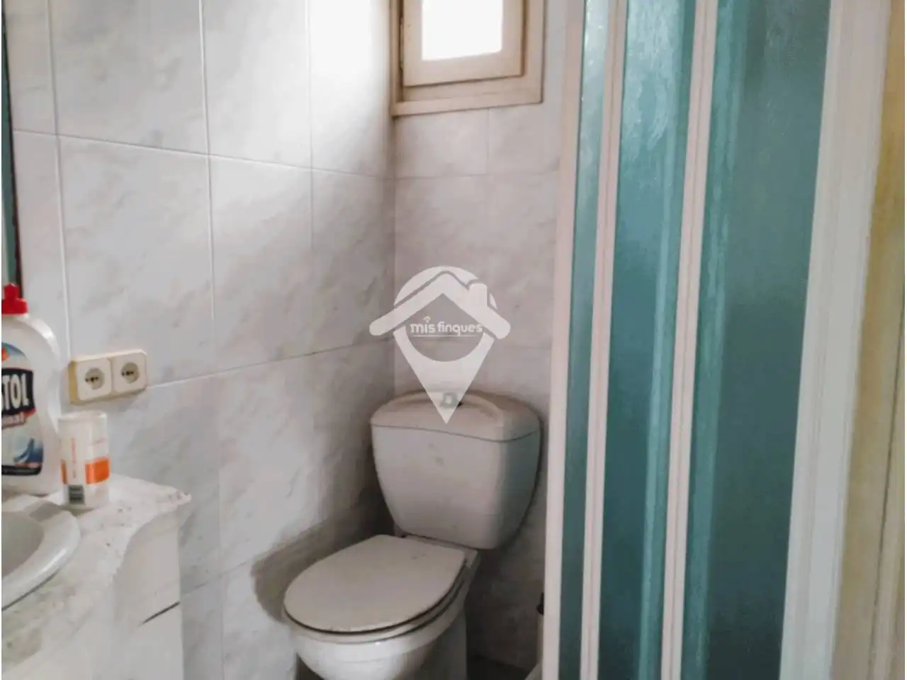 Badezimmer von Gebäude zur Miete in Sabadell