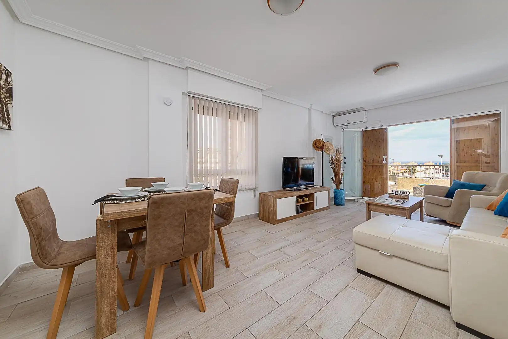 Wohnzimmer von Wohnungen zur Miete in Torrevieja mit Klimaanlage, Terrasse und Möbliert