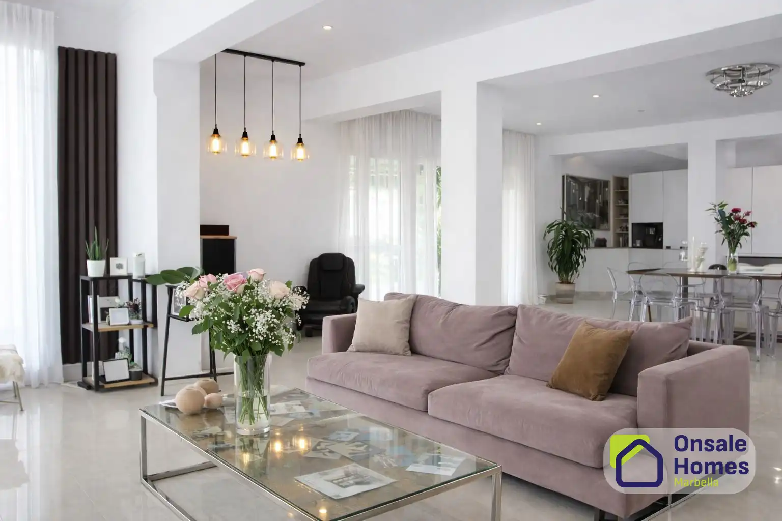 Sala d'estar de Casa o xalet de lloguer en Marbella amb Aire condicionat, Jardí privat i Terrassa