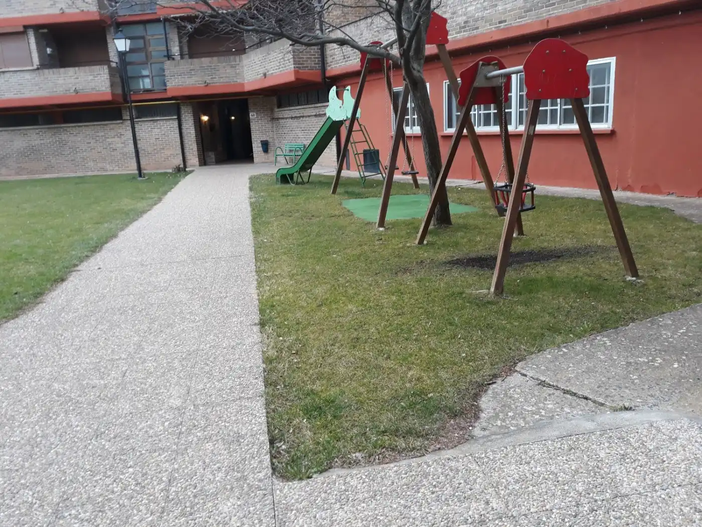 Parkplatz von Wohnung zur Miete in Jaca mit Heizung, Privatgarten und Terrasse