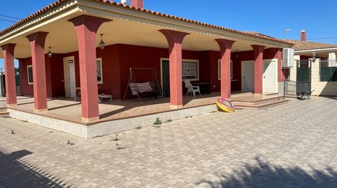 Descubre esta villa independiente en venta en Albatera, una propiedad que combina amplitud, privacidad y naturaleza en un entorno