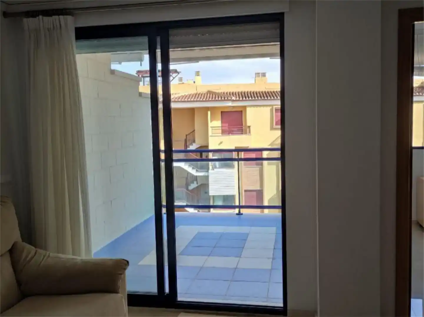 Terrasse von Wohnung zur Miete in Guardamar de la Safor mit Klimaanlage, Schwimmbad und Balkon
