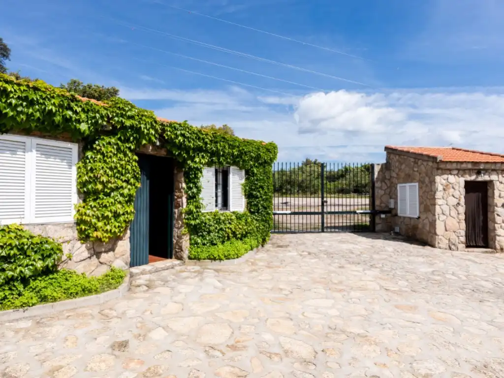 Vista exterior de Casa o chalet en venta en Espinoso del Rey con Terraza, Piscina y Amueblado