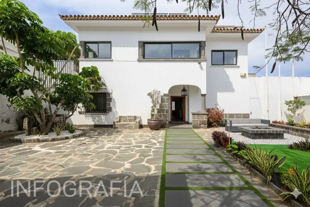 Vista exterior de Casa o xalet en venda en Las Palmas de Gran Canaria amb Aire condicionat, Jardí privat i Terrassa