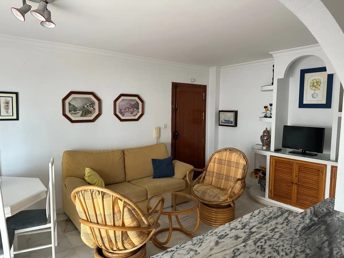 Sala de estar de Piso en venta en Benalmádena con Terraza, Trastero y Amueblado