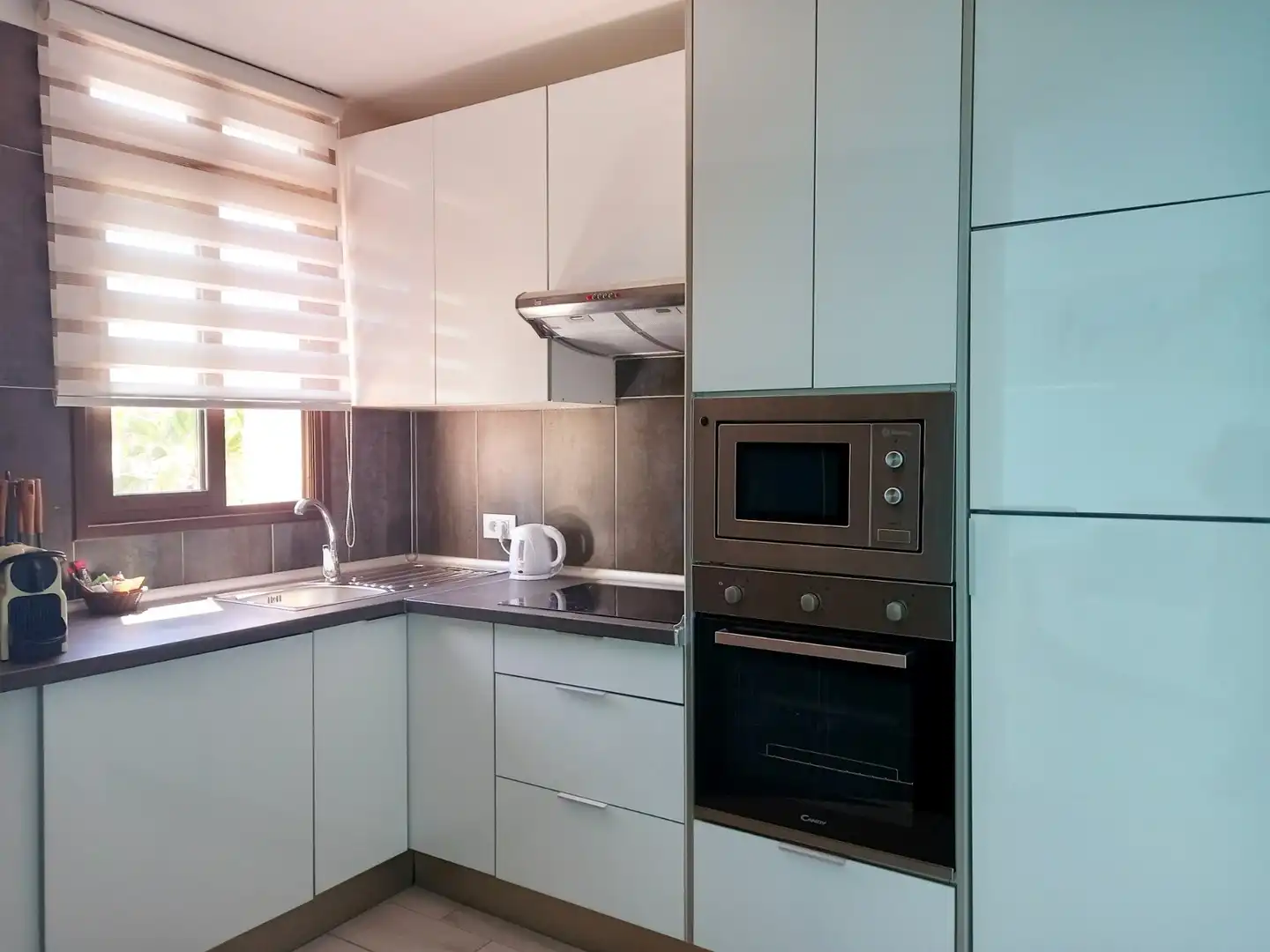 Cocina de Estudio en venta en Arona con Terraza, Piscina y Balcón