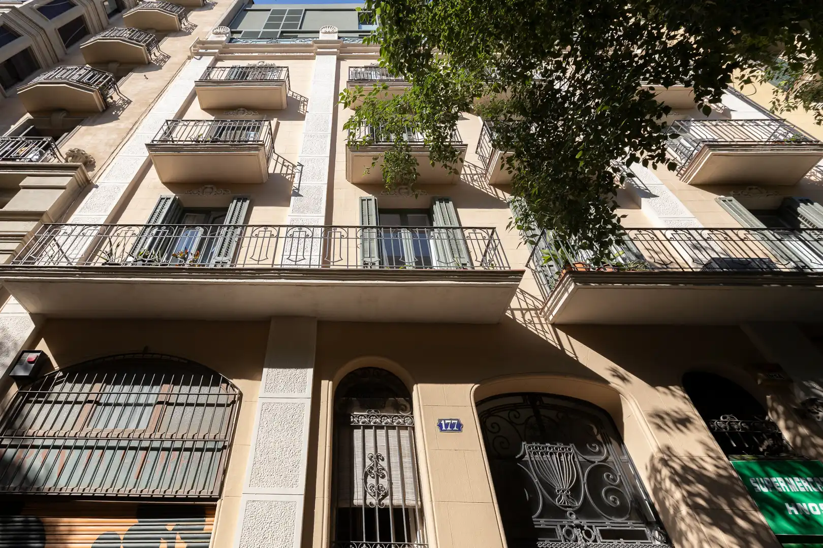 Außenansicht von Wohnung zum Verkauf in Barcelona mit Balkon