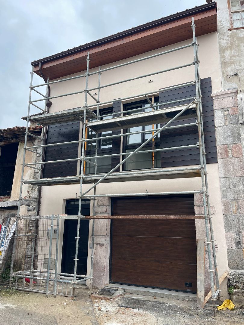 Vista exterior de Casa adosada en venda en Llanes amb Calefacció, Jardí privat i Terrassa