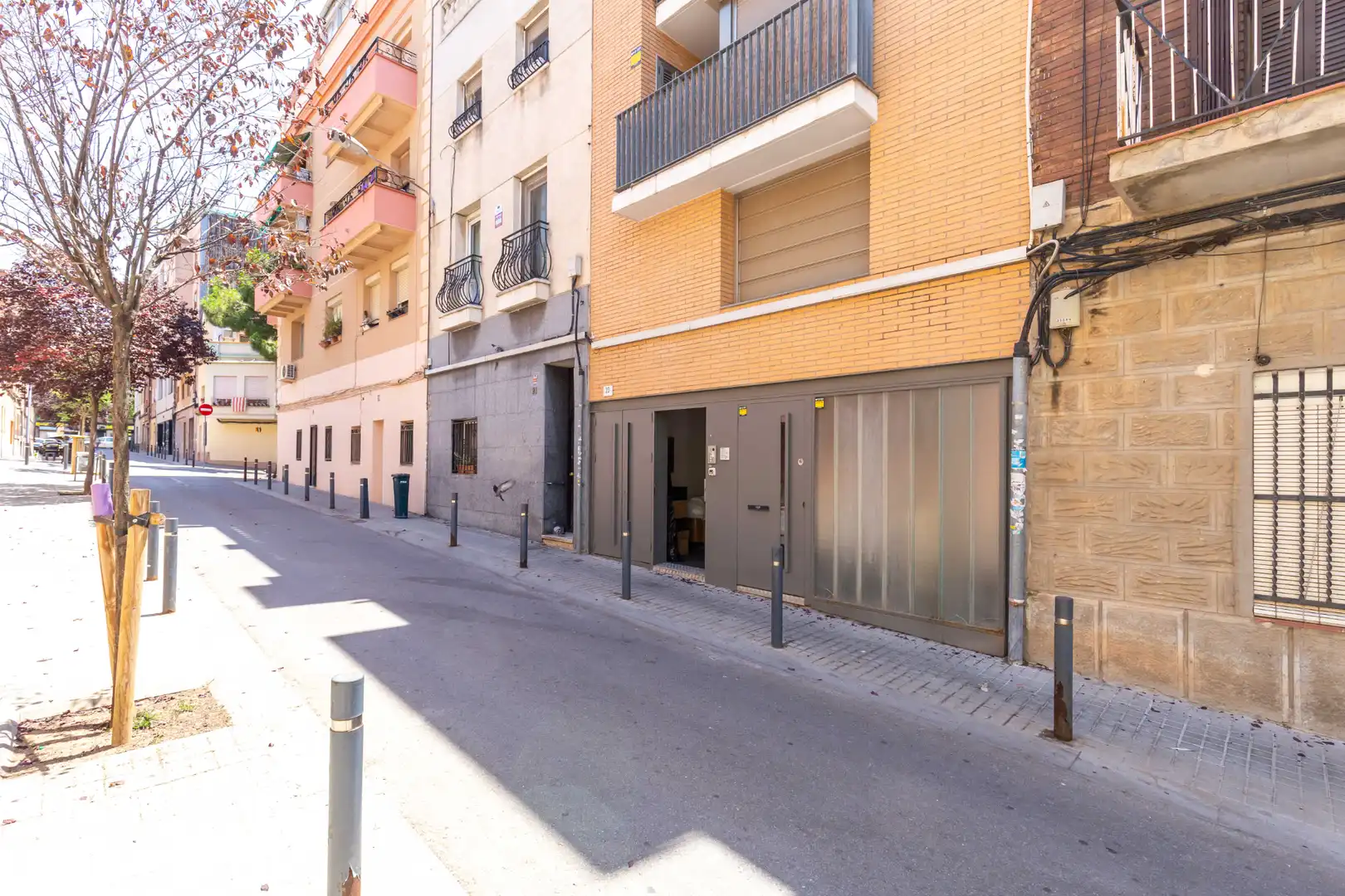 Vista exterior de Local en venda en L'Hospitalet de Llobregat amb Aire condicionat, Calefacció i Parquet
