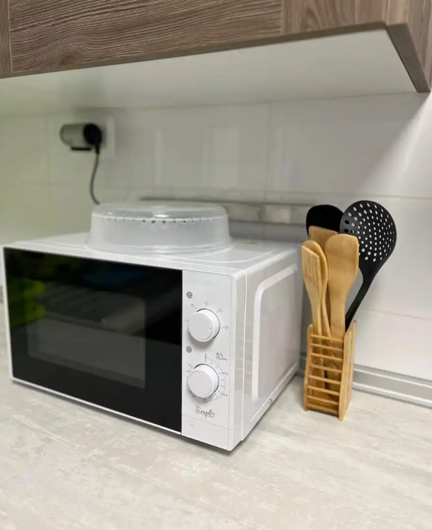Küche von Wohnung zur untervermieten in Valencia mit Klimaanlage, Ofen und Waschmaschine