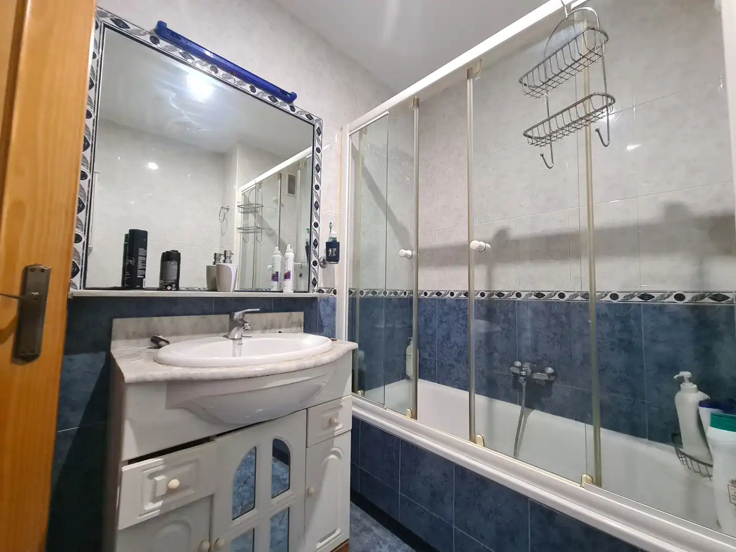 Bathroom of Flat for sale in Sevilla  with Air Conditioner, Terrace and Balcony
