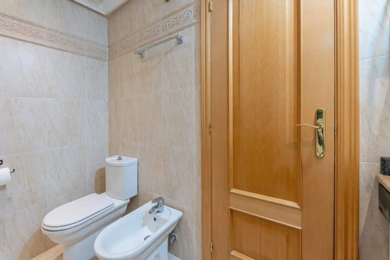 Baño de Apartamento de alquiler en Estepona con Aire acondicionado, Terraza y Piscina