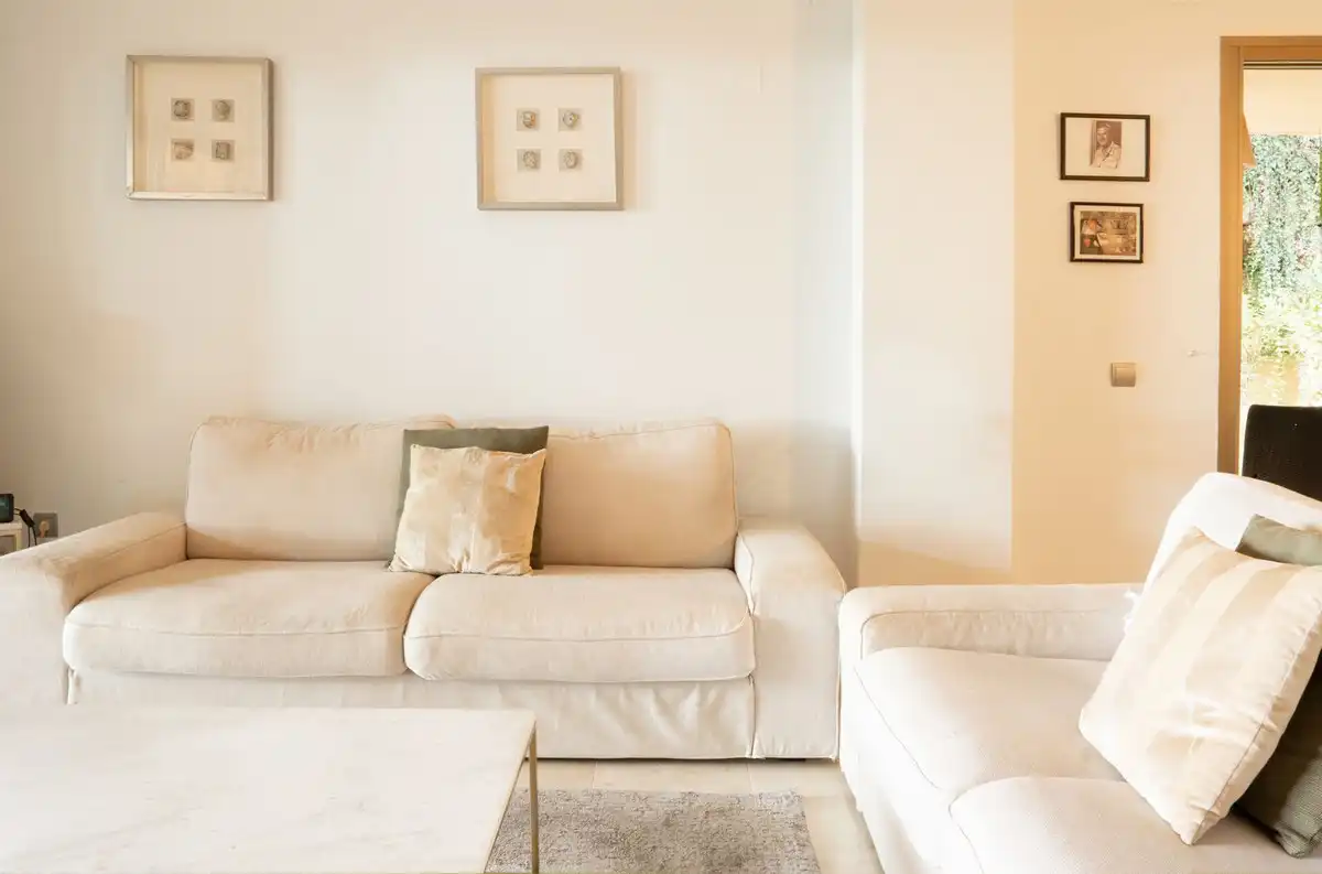 Sala d'estar de Planta baixa en venda en Benahavís amb Aire condicionat, Jardí privat i Terrassa