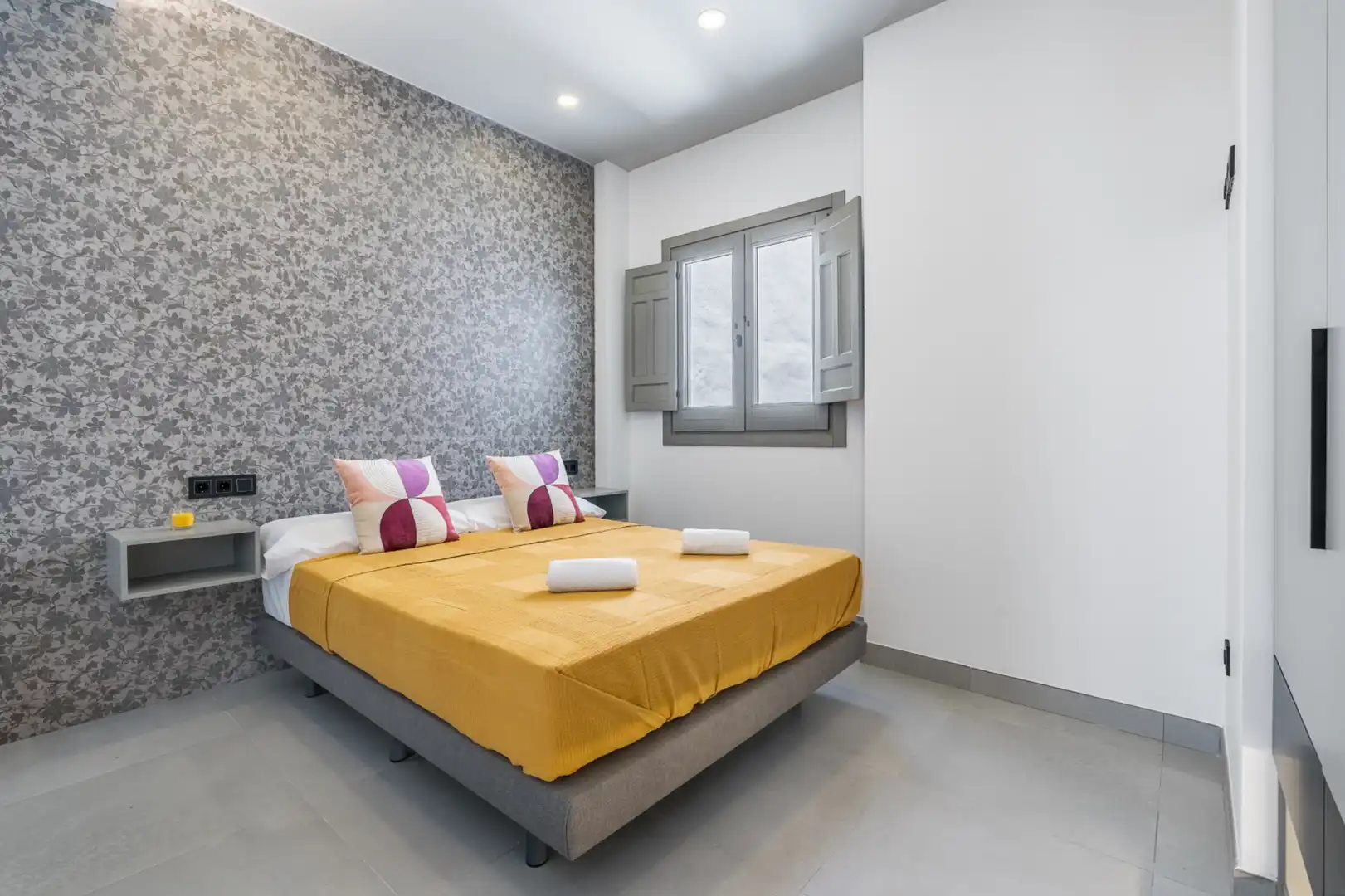 Bedroom of Flat for rent in Granada  with Air Conditioner, Heating and Furnished