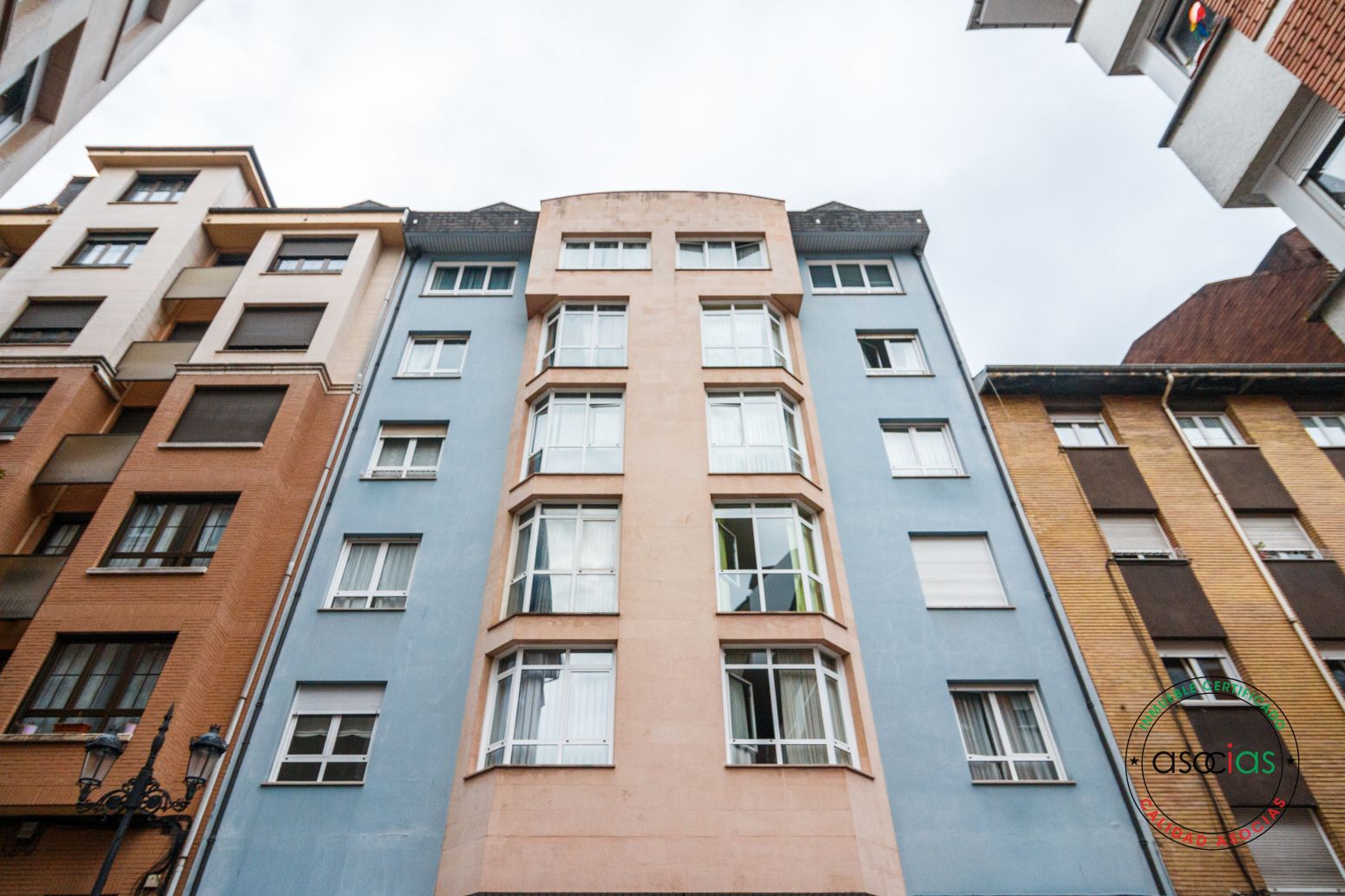 Vista exterior de Piso en venta en Oviedo  con Calefacción, Parquet y Trastero