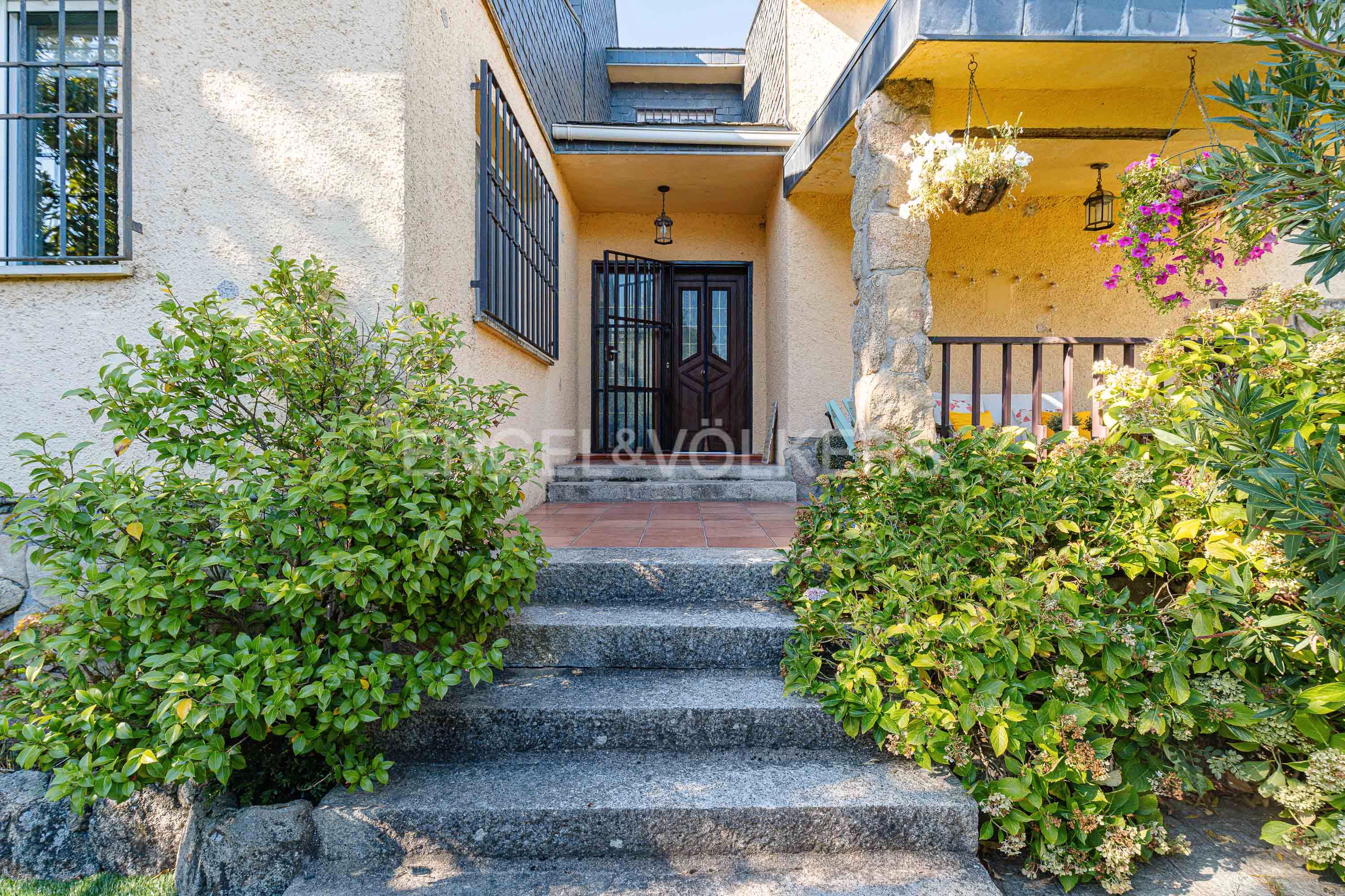 Vista exterior de Casa adosada en venda en El Escorial amb Calefacció, Jardí privat i Terrassa
