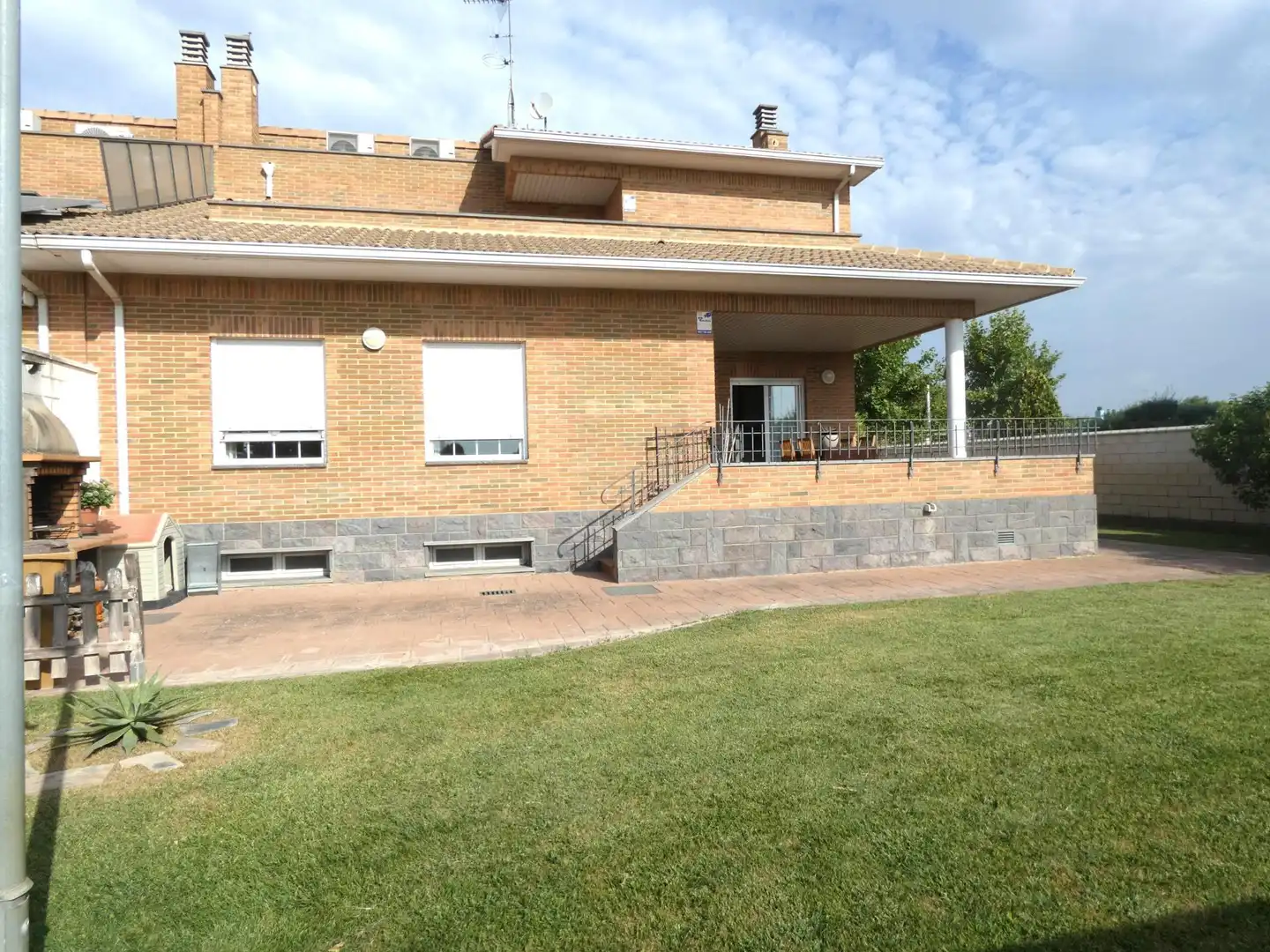 Vista exterior de Casa o xalet en venda en Utebo amb Aire condicionat, Calefacció i Jardí privat