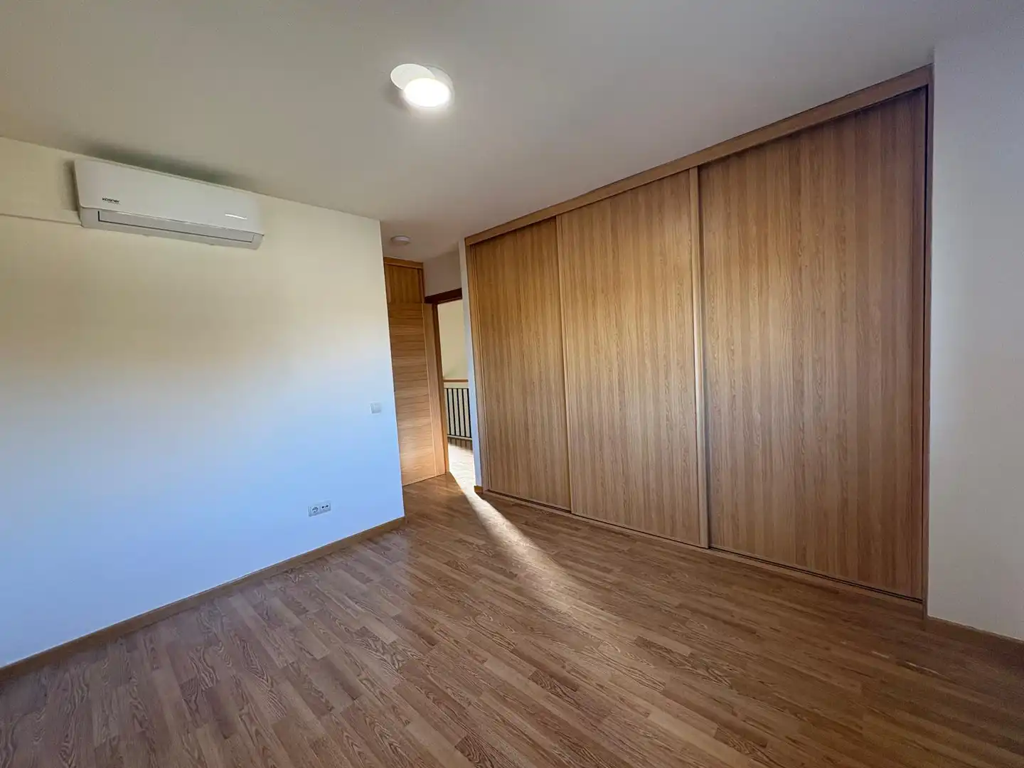 Dormitori de Casa o xalet en venda en Torres de la Alameda amb Aire condicionat, Calefacció i Jardí privat