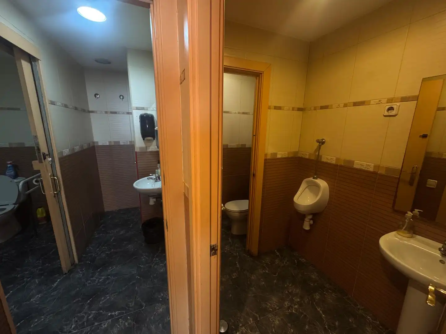 Baño de Local de alquiler en Vilanova i la Geltrú con Aire acondicionado, Calefacción y Amueblado