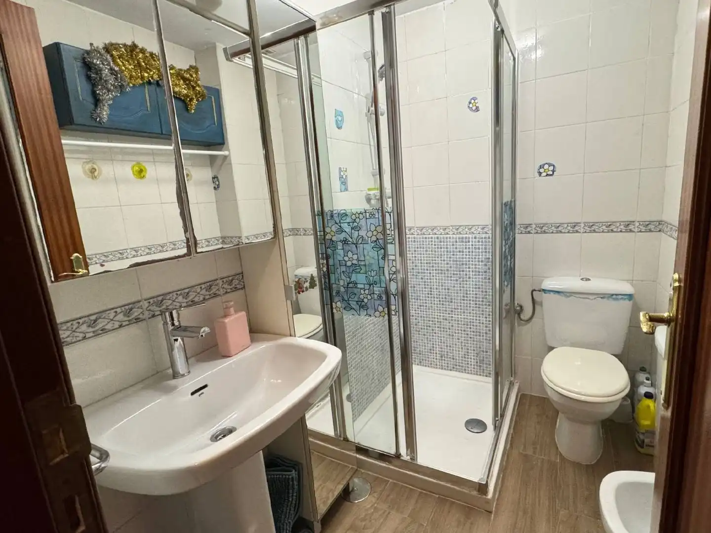 Bathroom of Flat for sale in  Granada Capital  with Air Conditioner, Terrace and Balcony