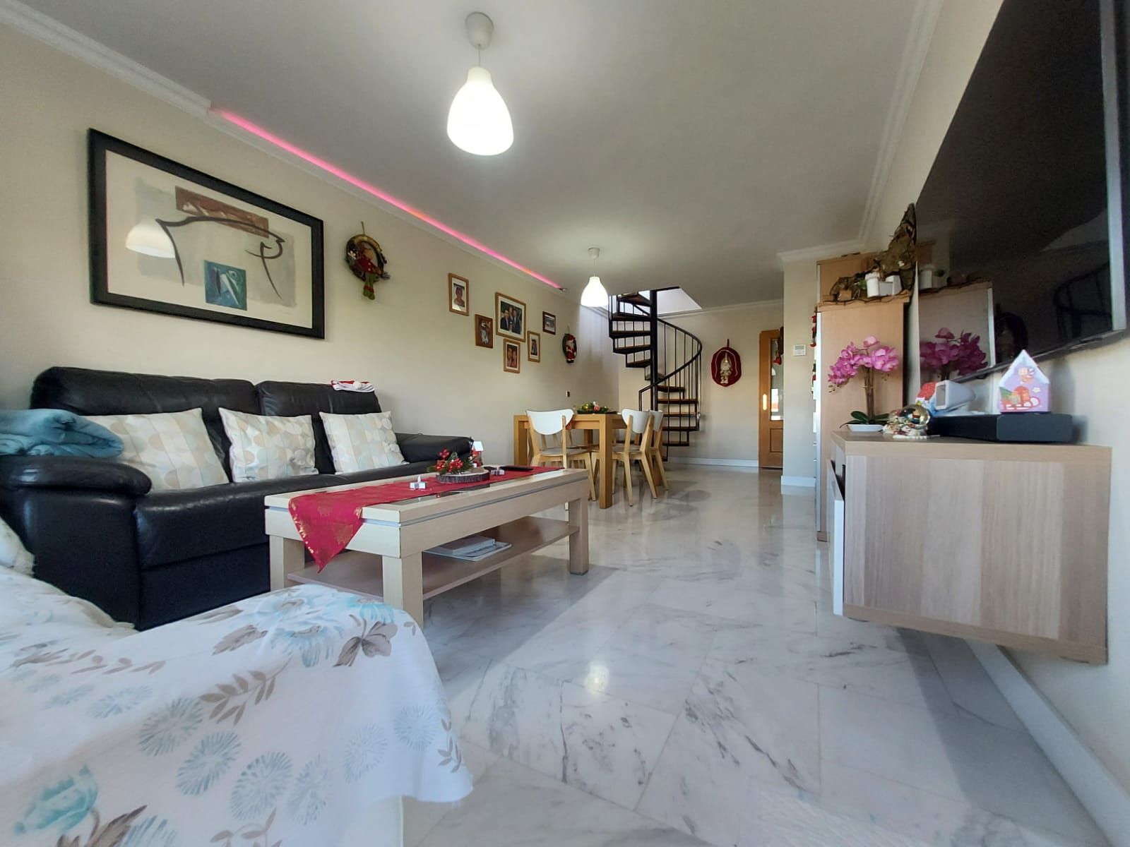 Living room of Flat for sale in Estepona  with Air Conditioner, Heating and Private garden