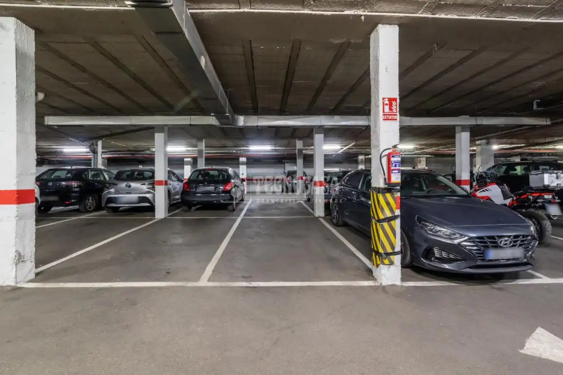 Parking de Piso en venta en Las Rozas de Madrid con Calefacción, Terraza y Trastero