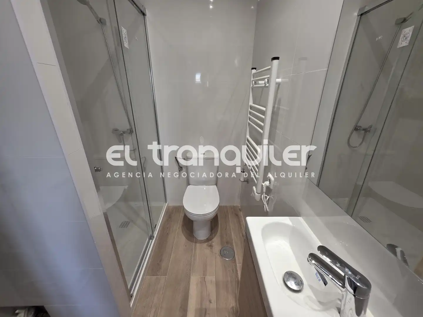 Badezimmer von Wohnung zur Miete in Madrid mit Klimaanlage und Waschmaschine