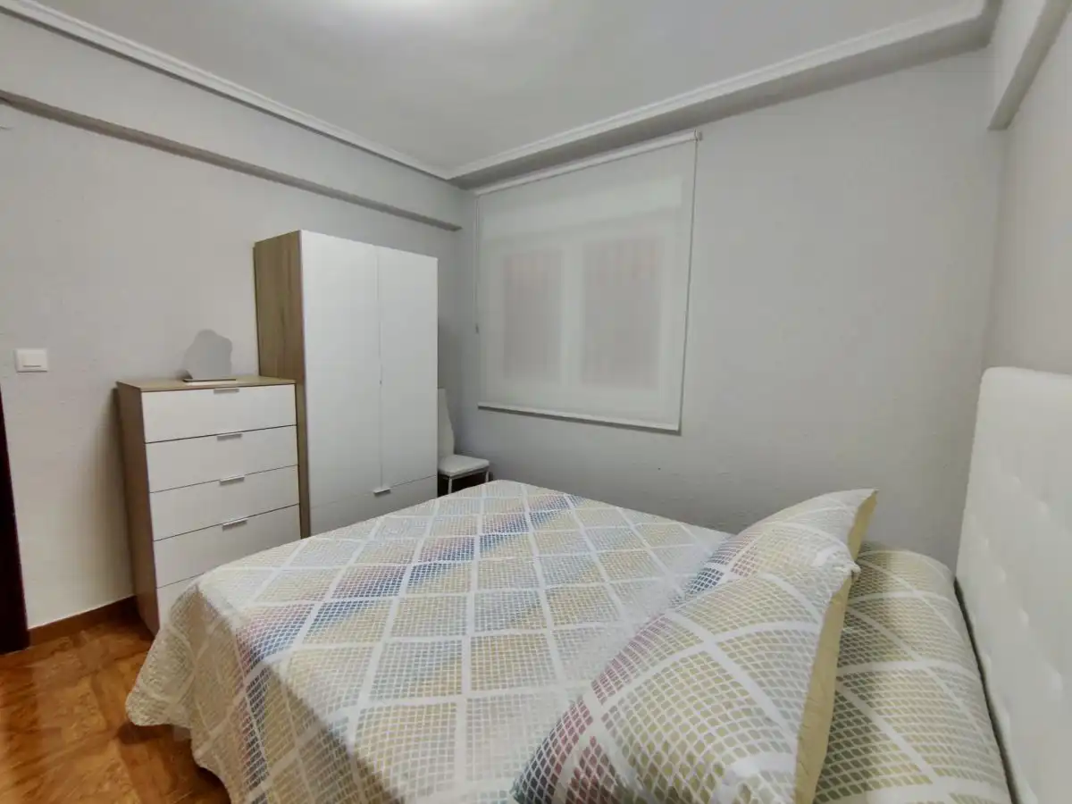 Dormitori de Pis de lloguer en Laredo amb Calefacció, Terrassa i Moblat