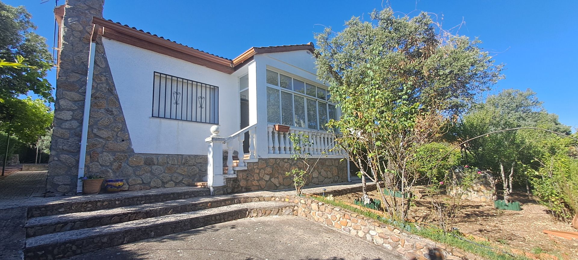Vista exterior de Casa o xalet en venda en Maello amb Calefacció, Jardí privat i Moblat