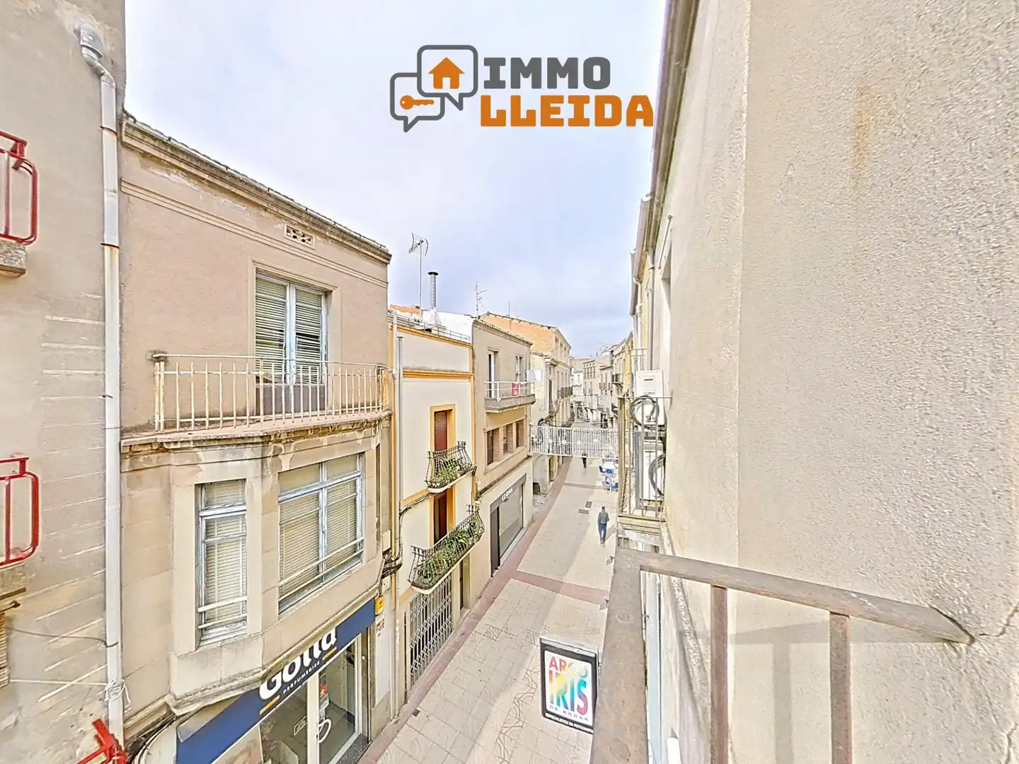 Vista exterior de Casa adosada en venda en Cervera, Lleida
