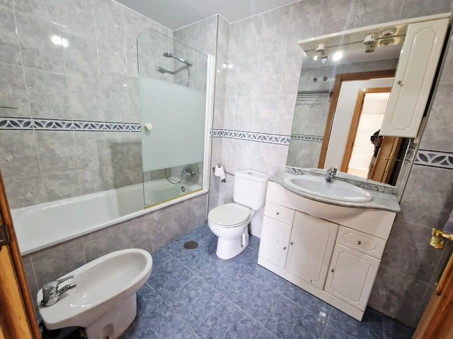 Baño de Piso en venta en Avilés con Calefacción, Parquet y Trastero