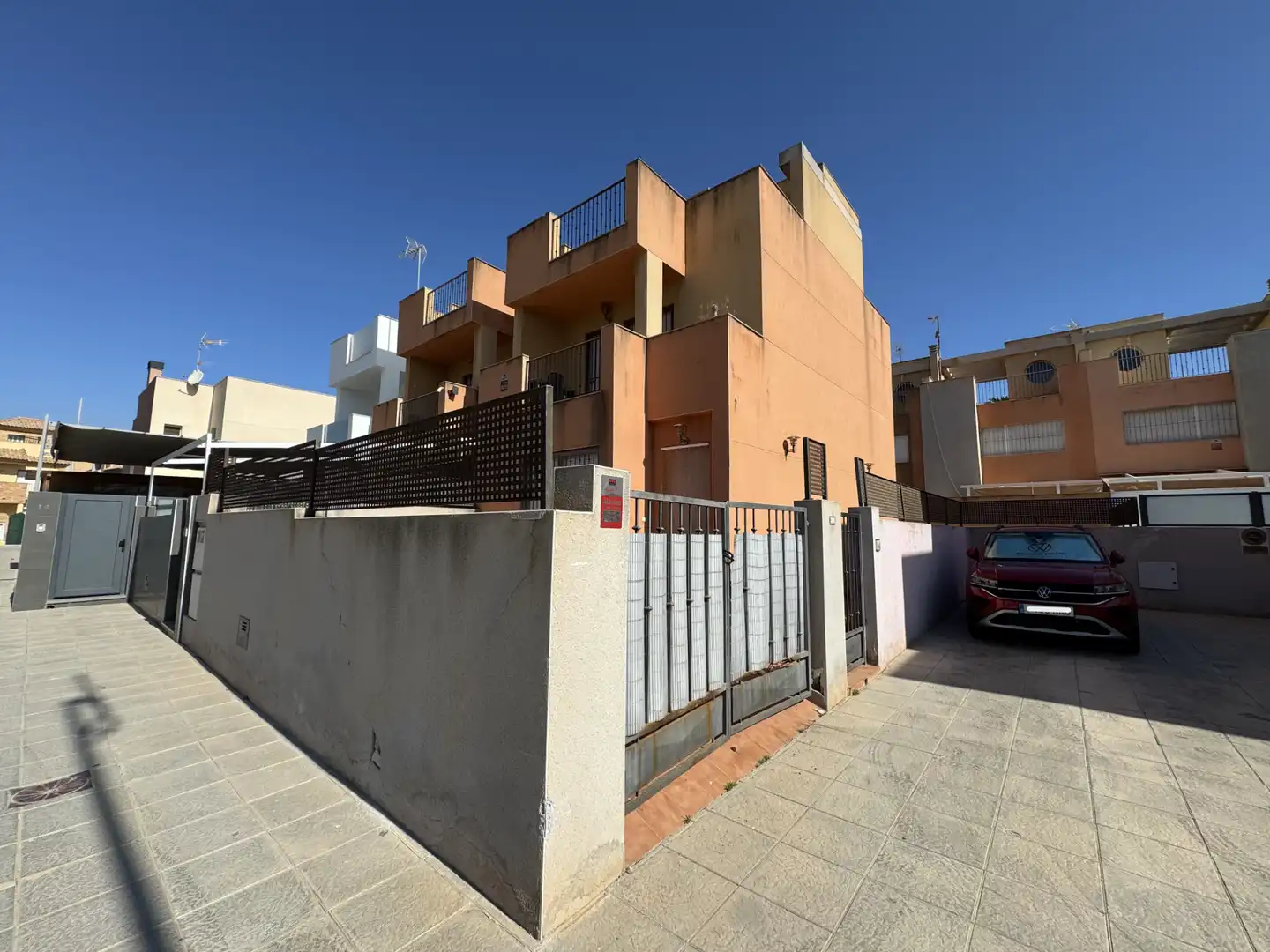 Vista exterior de Casa adosada en venda en Pilar de la Horadada amb Aire condicionat, Jardí privat i Terrassa