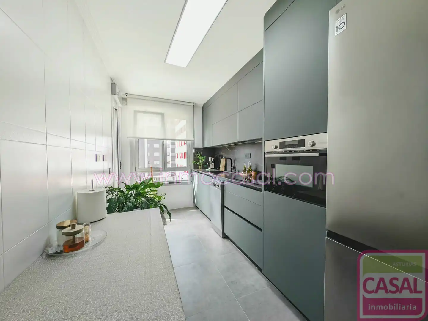 Cocina de Piso en venta en Oviedo  con Calefacción, Terraza y Trastero