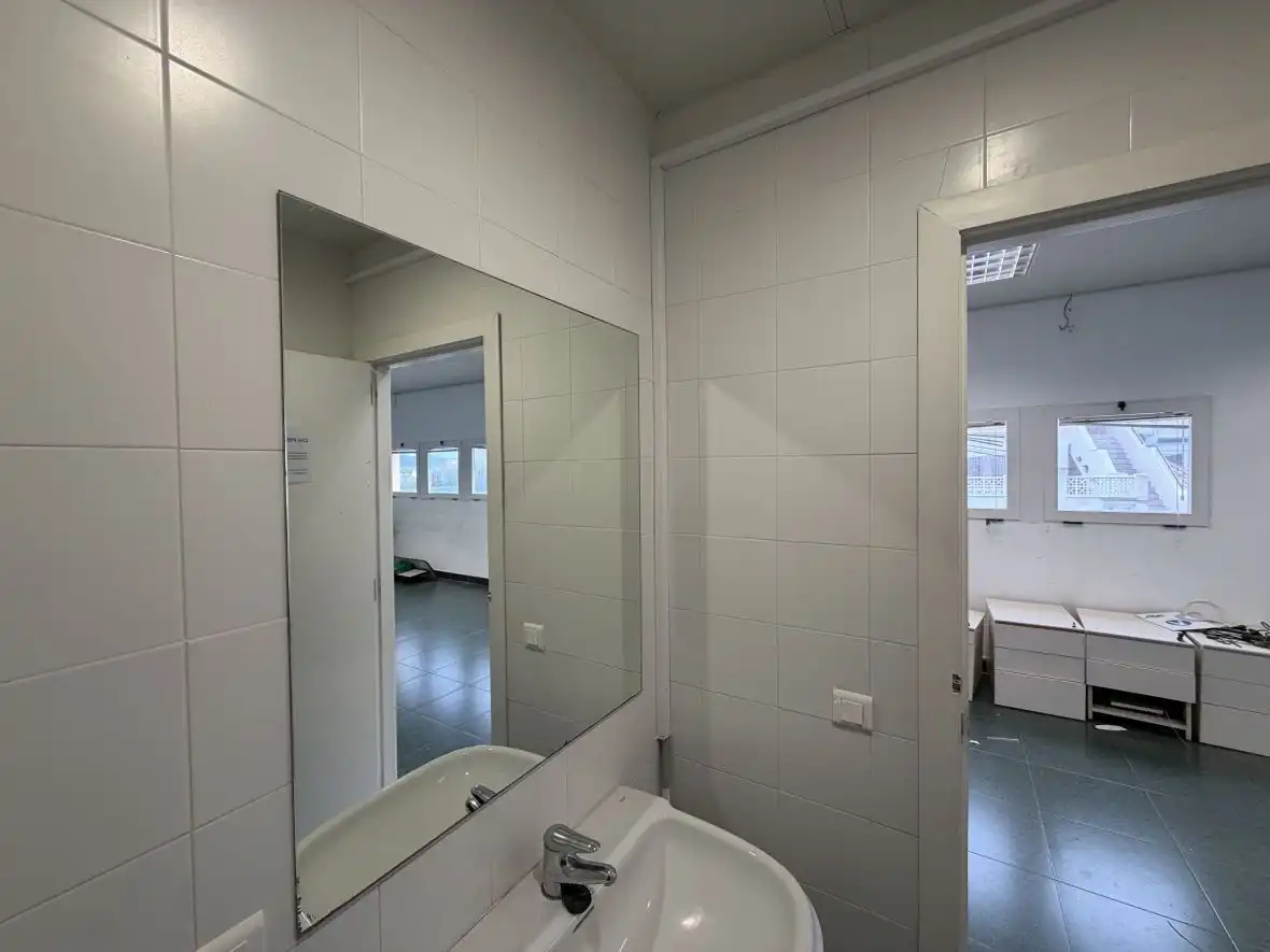 Baño de Local de alquiler en Santa Pola con Aire acondicionado