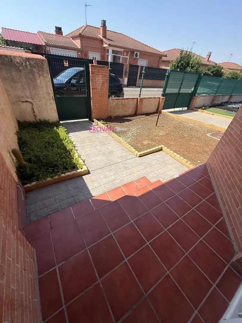 Parking de Casa adosada en venta en Galápagos con Calefacción y Jardín privado