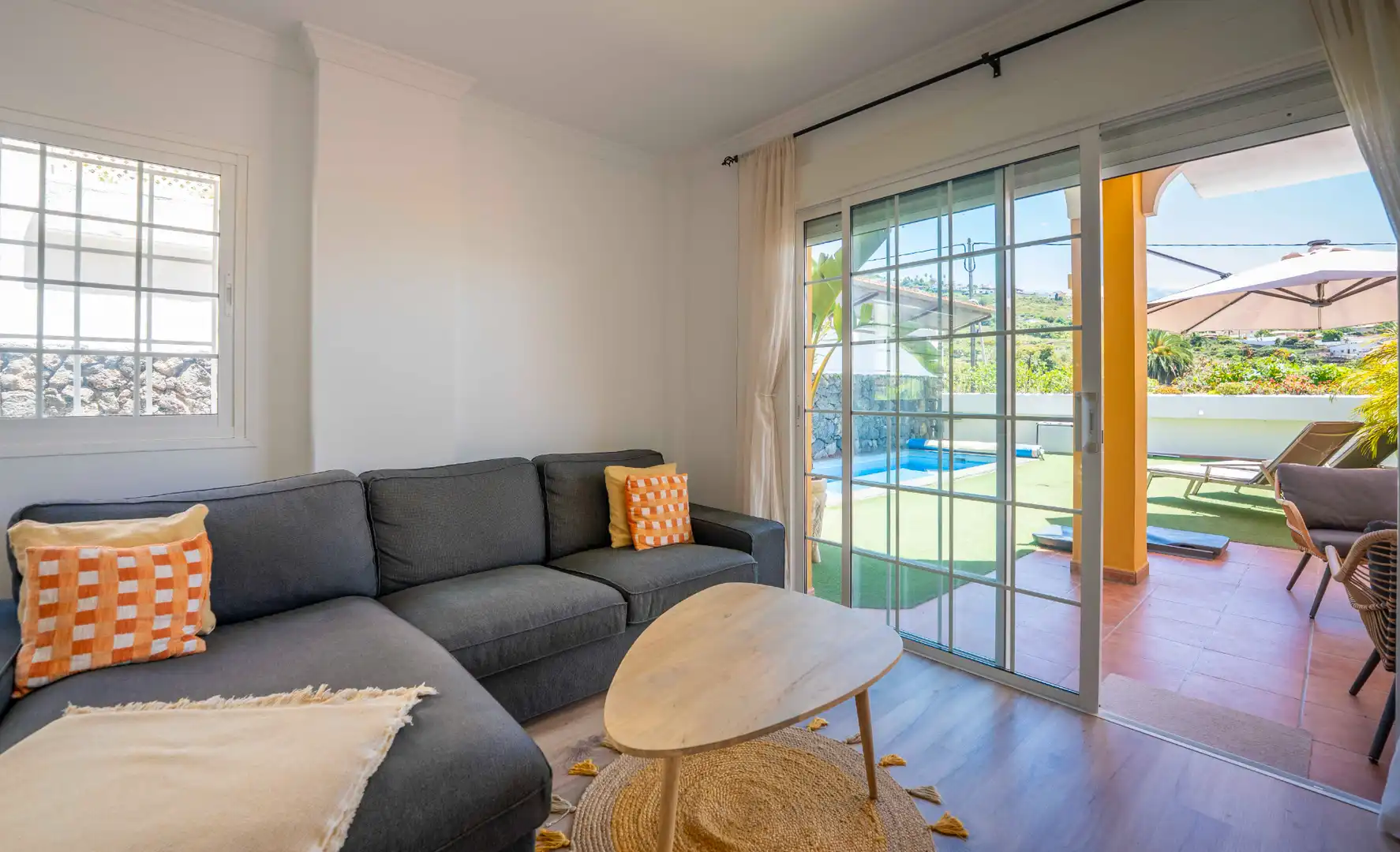 Sala d'estar de Casa adosada en venda en Santa Úrsula amb Aire condicionat, Jardí privat i Terrassa