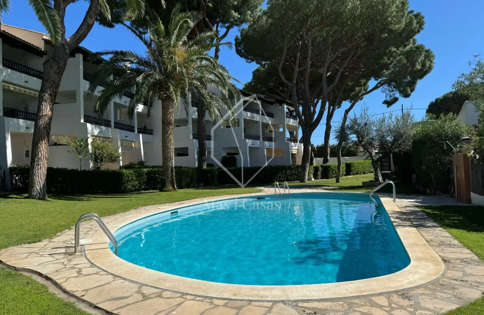 Piscina de Apartament en venda en L'Escala amb Aire condicionat, Calefacció i Terrassa