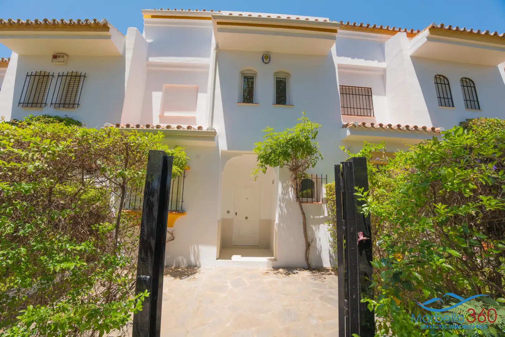 Vista exterior de Casa adosada en venda en Marbella amb Aire condicionat, Calefacció i Terrassa