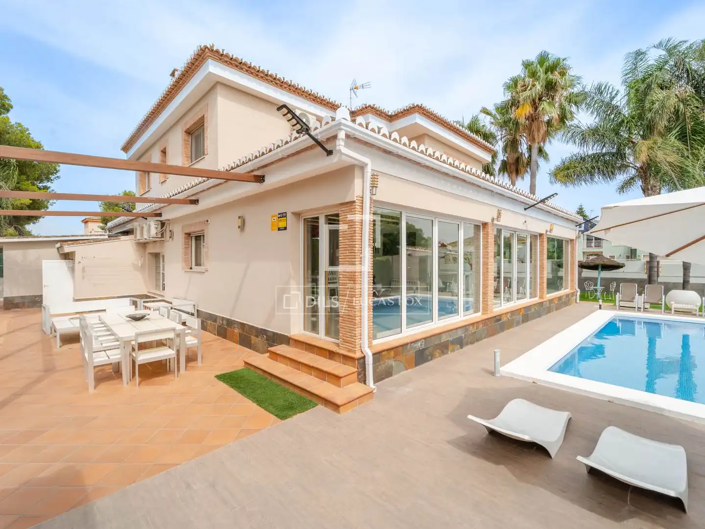 Vista exterior de Casa o xalet de lloguer en Bétera amb Aire condicionat, Jardí privat i Moblat