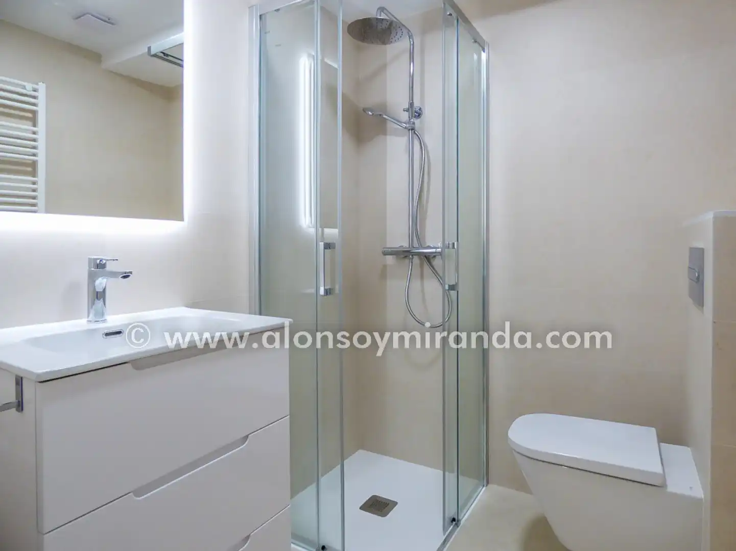 Badezimmer von Wohnung zur Miete in Gijón  mit Heizung und Abstellraum