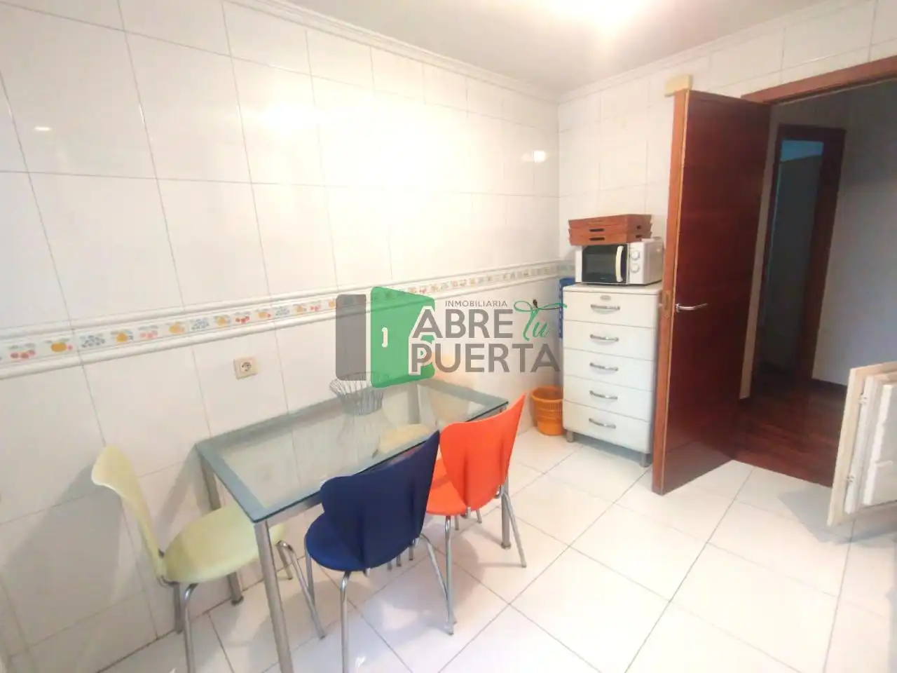 Cuina de Apartament de lloguer en Ourense Capital  amb Calefacció, Parquet i Traster