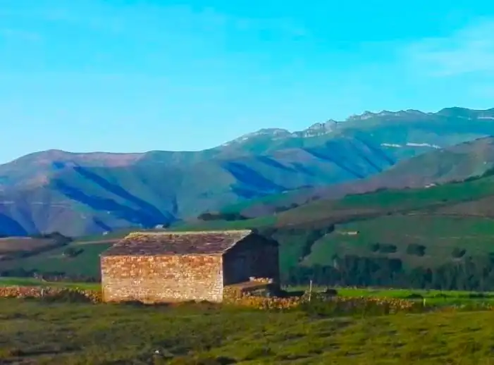 Vista exterior de Casa o xalet en venda en Vega de Pas amb Jardí privat