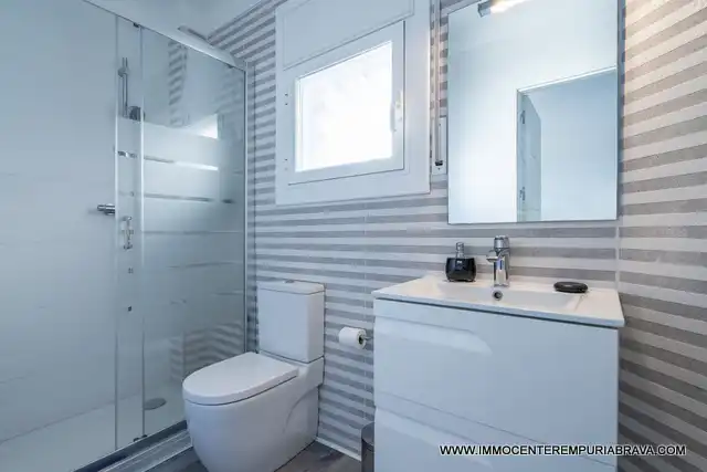 Bathroom of Houses for sale in Empuriabrava  with Air Conditioner, Heating and Private garden