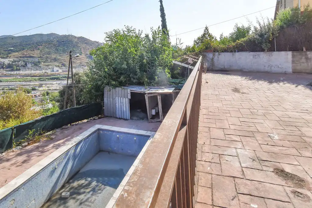 Piscina de Casa o xalet en venda en Barcelona