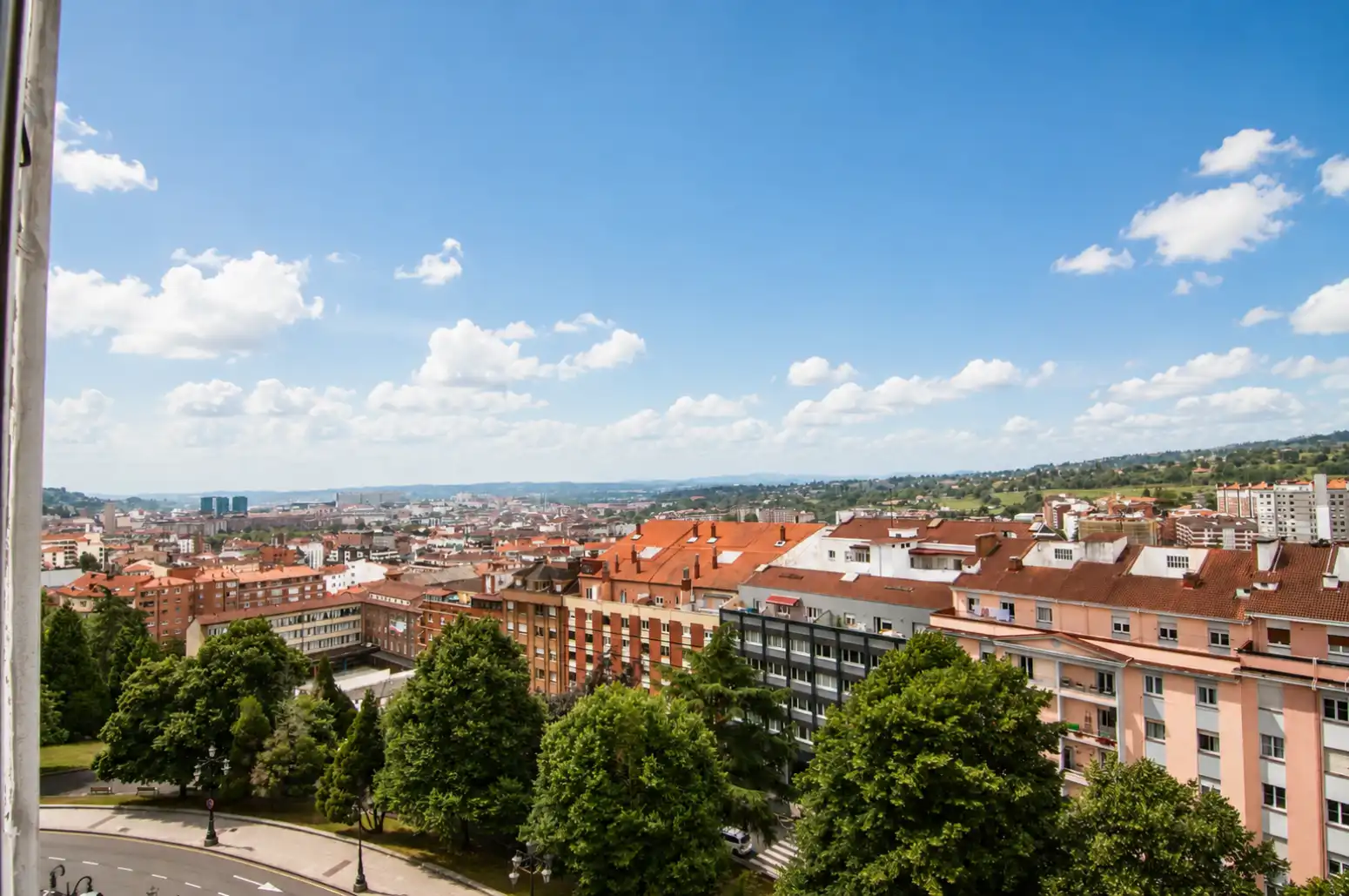 Vista exterior de Piso en venta en Oviedo  con Calefacción y Parquet