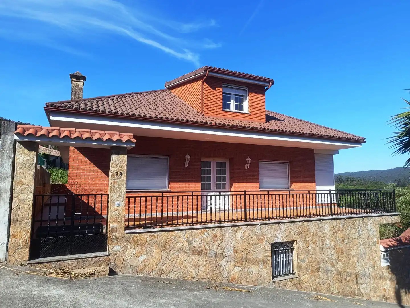 Vista exterior de Casa o xalet en venda en Outes amb Calefacció, Jardí privat i Terrassa